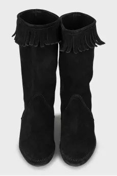 Suede boots decorated with fringe