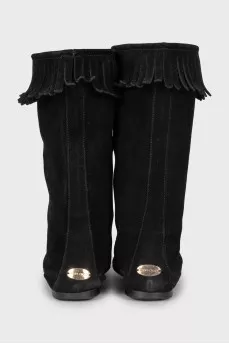 Suede boots decorated with fringe