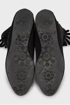 Suede boots decorated with fringe