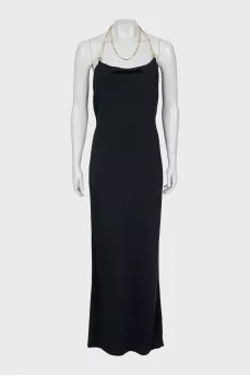 Maxi dress decorated with a gold chain