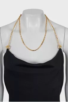 Maxi dress decorated with a gold chain
