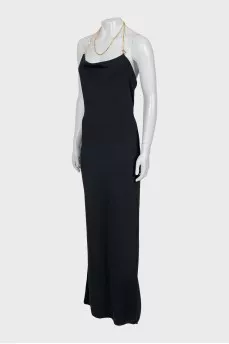 Maxi dress decorated with a gold chain