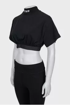Cropped T-shirt with embroidery on the collar