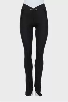 Trousers decorated with a pin