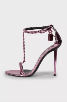 Leather sandals decorated with chain