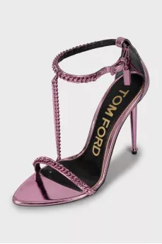 Leather sandals decorated with chain