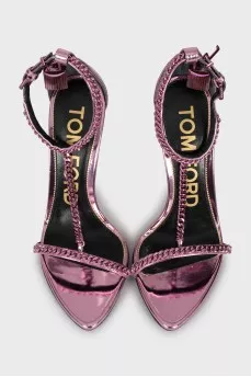 Leather sandals decorated with chain