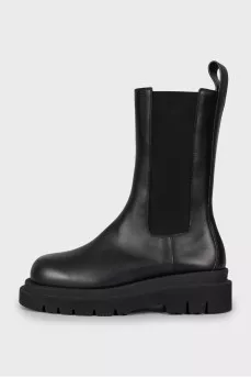Insulated leather boots with a massive sole