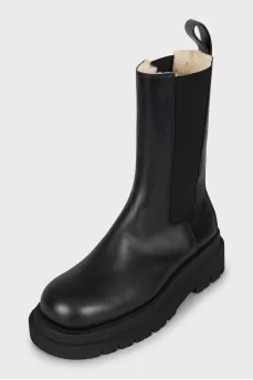 Insulated leather boots with a massive sole