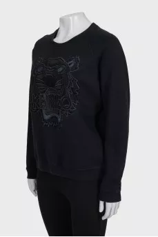 Sweatshirt with relief embroidery