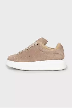 Insulated sneakers with high soles