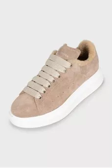 Insulated sneakers with high soles