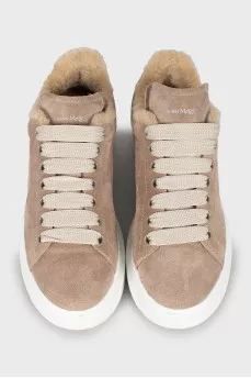 Insulated sneakers with high soles