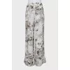 Loose-fitting trousers with print