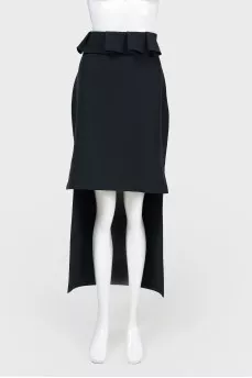 Asymmetric skirt