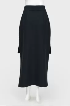 Asymmetric skirt
