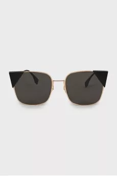 Thin frame sunglasses in gold color