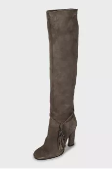 Suede boots decorated with tassel