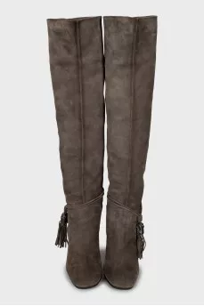 Suede boots decorated with tassel