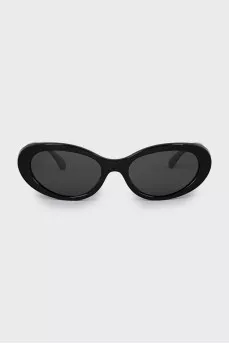 Oval sunglasses with tint