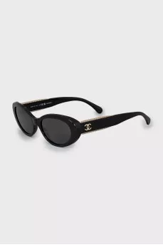 Oval sunglasses with tint