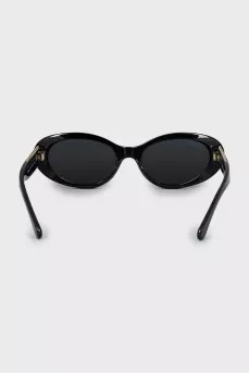 Oval sunglasses with tint