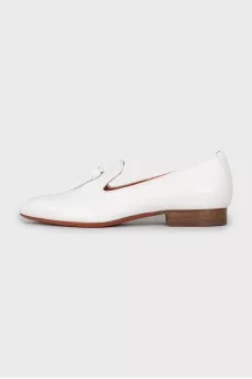 White loafers decorated with tassels