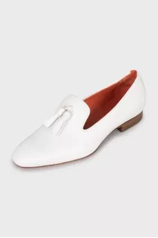 White loafers decorated with tassels