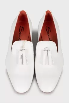 White loafers decorated with tassels