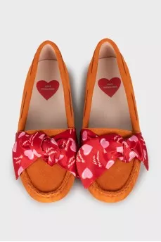 Suede moccasins decorated with bows