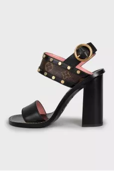 Leather sandals with heels