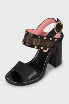 Leather sandals with heels