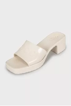 Rubber flip flops with brand logo