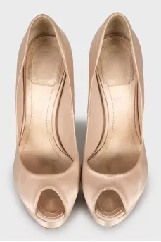 Shoes with gold decor on the heel
