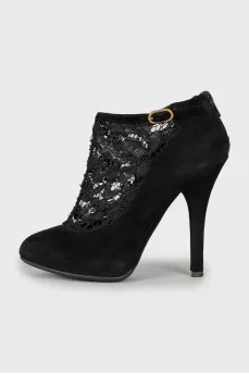 Stiletto heels decorated with lace