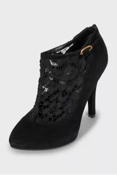 Stiletto heels decorated with lace