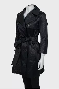 Coat with detachable sleeves