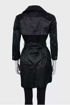 Coat with detachable sleeves