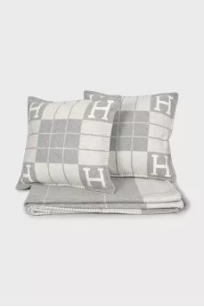 Avalon III pillow and blanket set