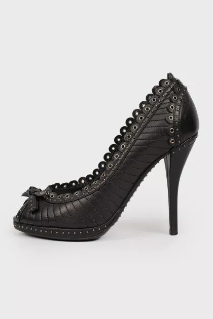 Black leather pumps with decorative stitching