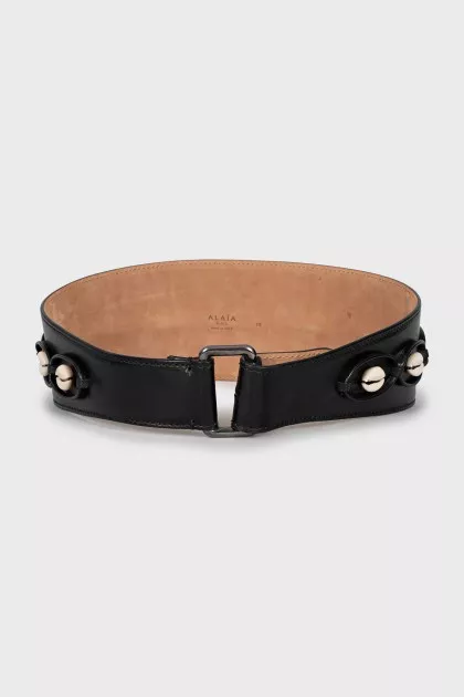 Leather belt decorated with shells
