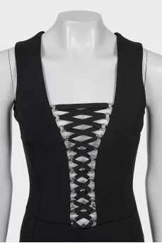 The fitted dress is decorated with lacing