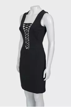The fitted dress is decorated with lacing