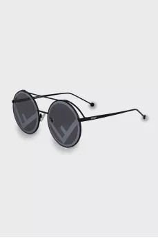 Sunglasses with logo on lenses