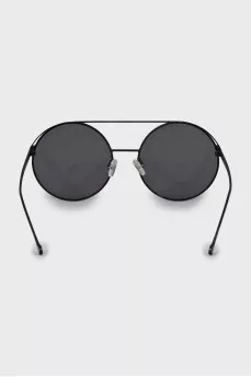 Sunglasses with logo on lenses