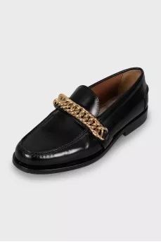 Leather loafers decorated with chain