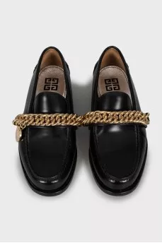 Leather loafers decorated with chain