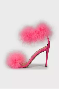 Sandals decorated with feathers