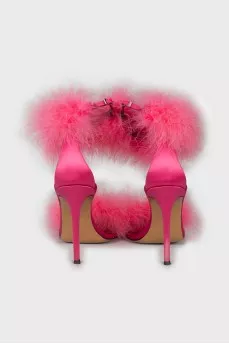 Sandals decorated with feathers