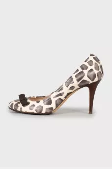Leather shoes with a bow